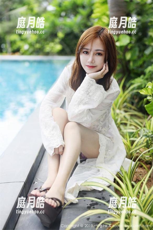 美媛馆 - 最新美图→方子萱的空姐制服，看来飞到哪里都是风景线。