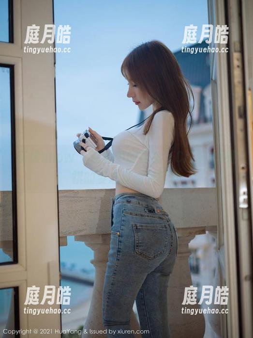 花漾show-Cris_卓娅祺 花漾show - 私拍中的棉袜,Cris_卓娅祺的姿态洋溢着轻松