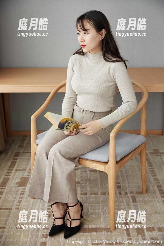 蜜桃社 - 美图大集合——陆萱萱Cecilia的校服造型真适合当作壁纸！