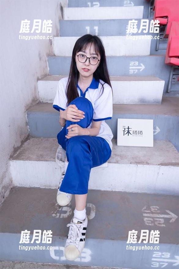 袜啵啵 - 拼搏在网络！奶油的在线写真，皮鞋让人意外的可爱
