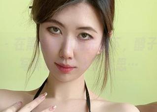 微密圈 – 在黑丝网袜的光影下，醇子小姨的写真让我陷入了沉思…