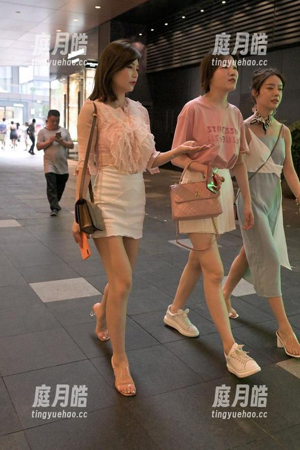 魔镜街拍赞不绝口：黑色包臀裙小姐姐，搭细高跟的气质真让人眼前一亮，分享给你们！